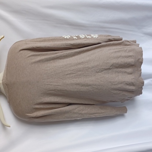 Aaeda Open Cardigan Sweater Tan White Embroidered Floral Sz XL, 22" PTP, 30" L - Picture 4 of 6